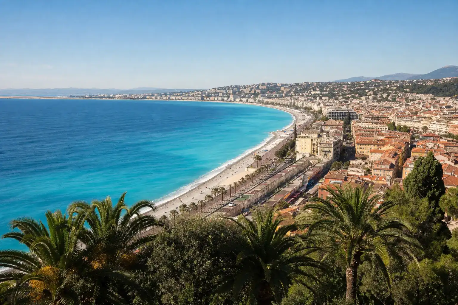 Vue large sur la promenade des Anglais et la baie de Nice